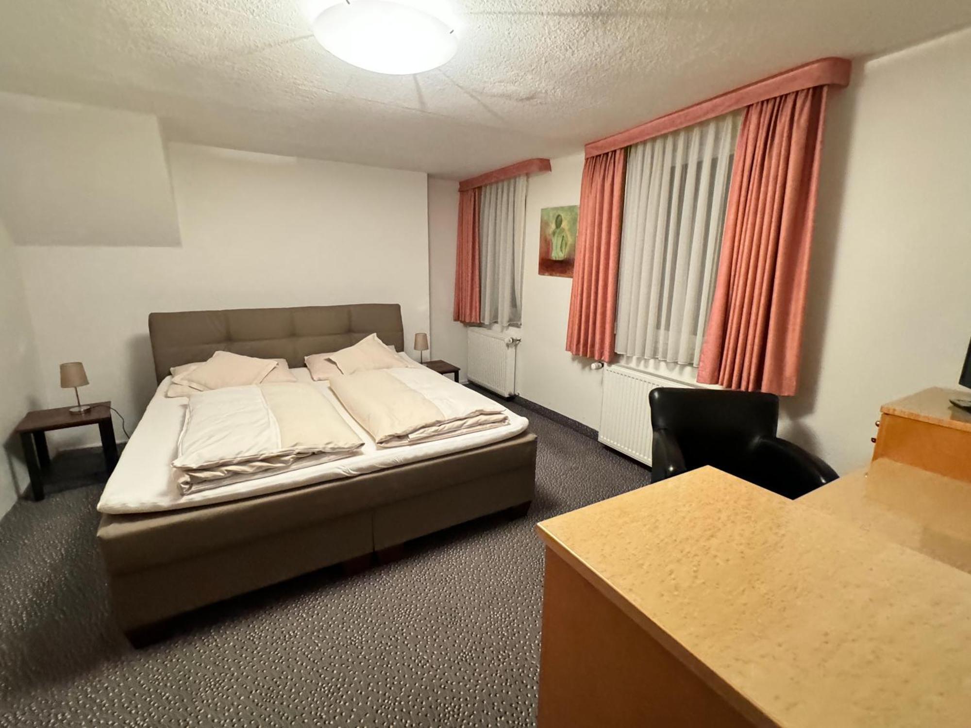 Hotel Und Restaurant Pinkenburg Wennigsen Buitenkant foto